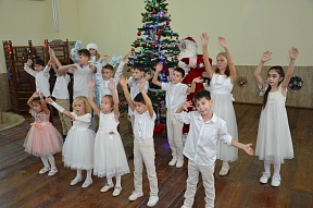 On the Consulate's Children's New Year Performance On the Consulate's Children's New Year Performance